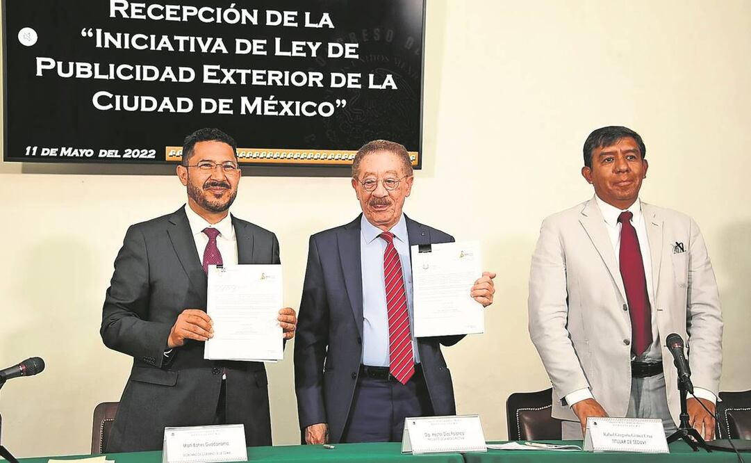 Martí Batres, Héctor Díaz Polanco, presidente de la Mesa Directiva del Congreso, y Rafael Gómez, de Seduvi, en la entrega de la reforma. Foto: Especial 