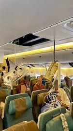 FOTOS Y VIDEOS: Así quedó el avión de Singapore Airlines afectado por turbulencias