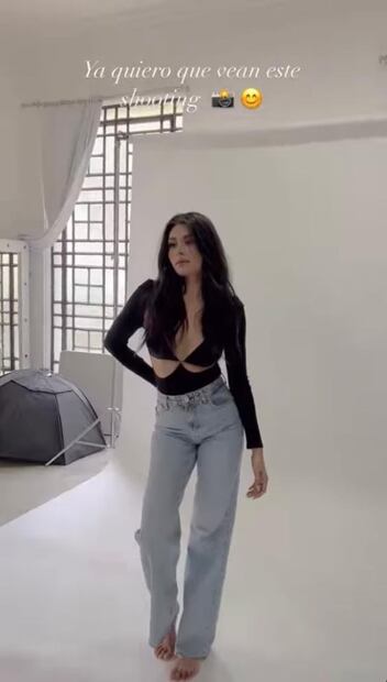Kristal Silva se luce con body cut out y jeans de cintura alta