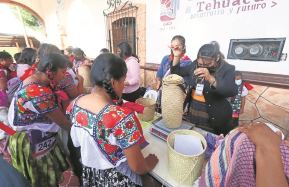 Regresa Carrera de la Tortilla: mujeres corren con vestimenta típica