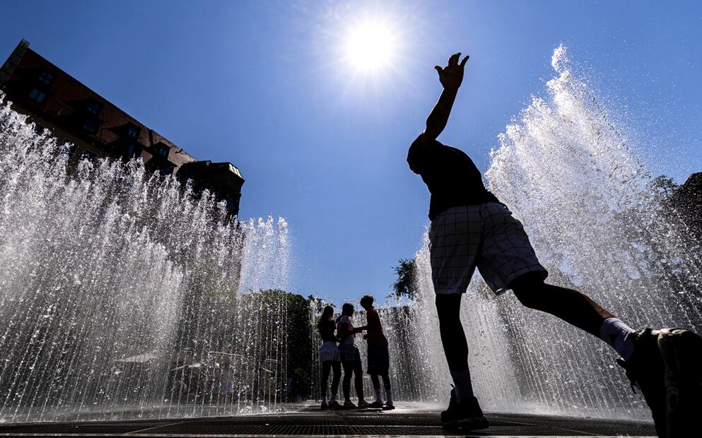 Varios jóvenes caminan por la instalación de agua "Pabellón hexagonal de agua" del artista danés Jeppe Hein ante el Neues Museum de Nuremberg, Alemania, el miércoles 2 de julio de 2025. Foto: AP