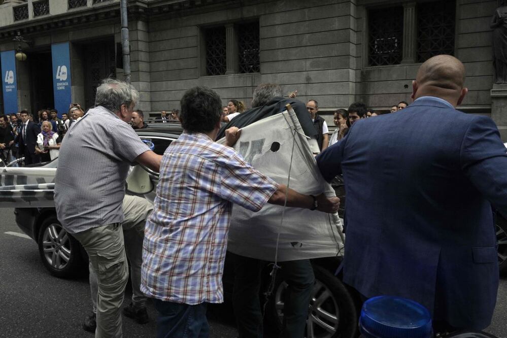 Argentinos, durante una protesta contra Javier Milei antes de que asumiera la presidencia, el pasado 10 de diciembre. FOTO: AFP