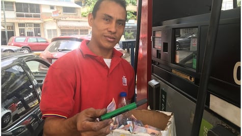 Las insólitas formas de pagar por la gasolina (que es casi gratuita) en Venezuela