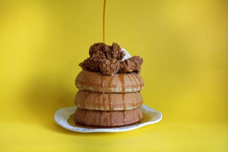 Conoce estos pancakes con pollo frito y helado por tiempo limitado