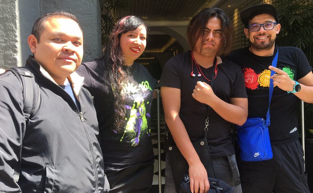 Esta tarde y previo a la cancelación de su segundo concierto, fans de Blink-182 se reunieron a las afueras del hotel donde se hospeda la banda para poder verlos. Foto: César Huerta/ EL UNIVERSAL