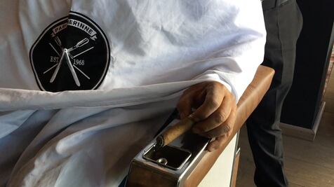 A la barbería, con puro y un trago