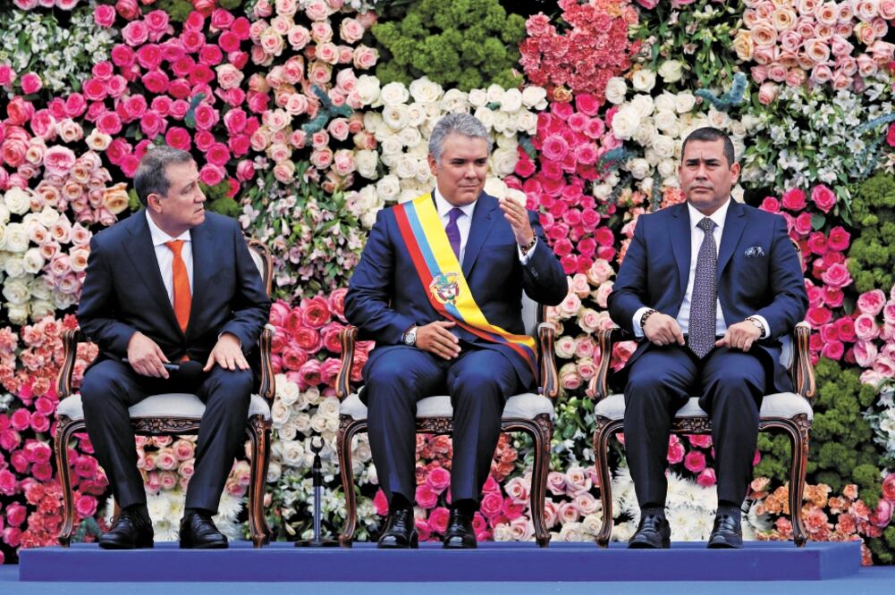 El presidente colombiano Iván Duque (centro), junto al líder del Senado, Ernesto Macías (izq.), y el dirigente del Congreso, Alejandro Chacón Camargo (der.) . (CARLOS GARCÍA RAWLINS. REUTERS)