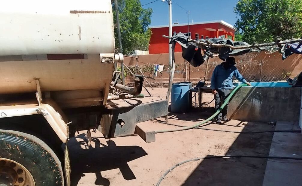 Debido al bajo nivel en las presas, el agua solamente se destina a consumo humano, lo que ha provocado denuncias de robo del líquido. Foto: Especial
