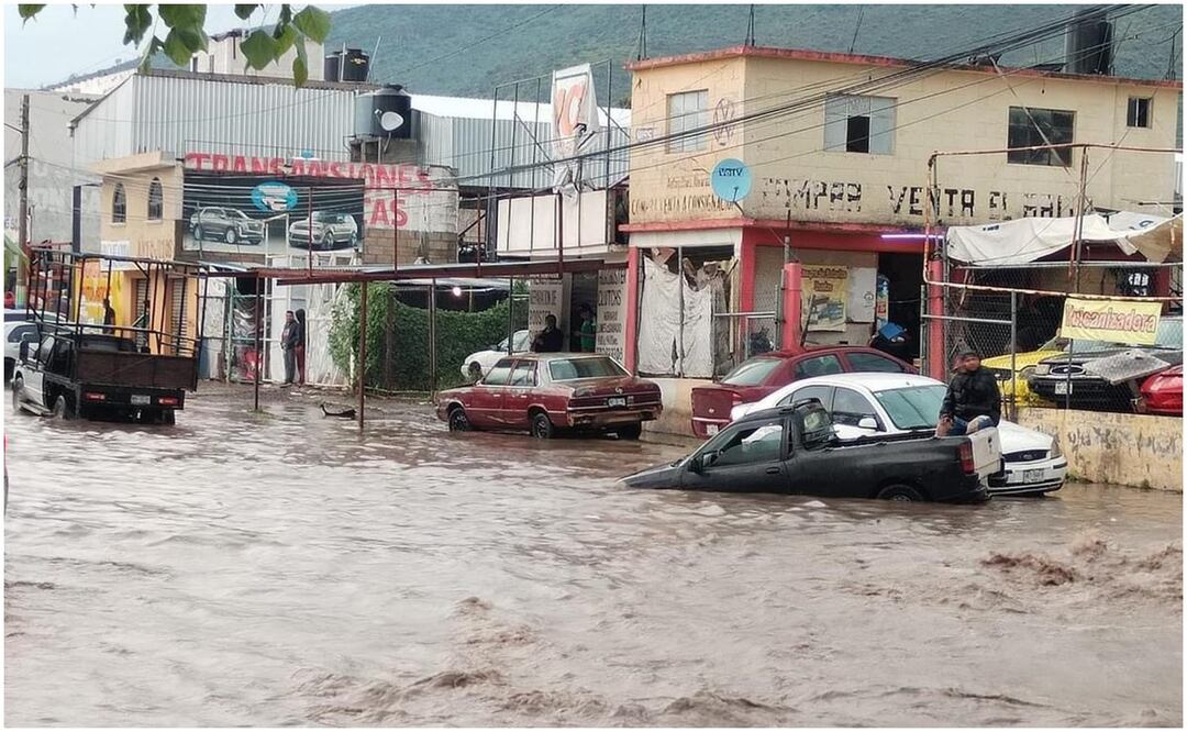 Se registró un aguacero en Pachuca, Hidalgo que ocasionó inundaciones y autos arrastrados por la corriente. Foto: Especial