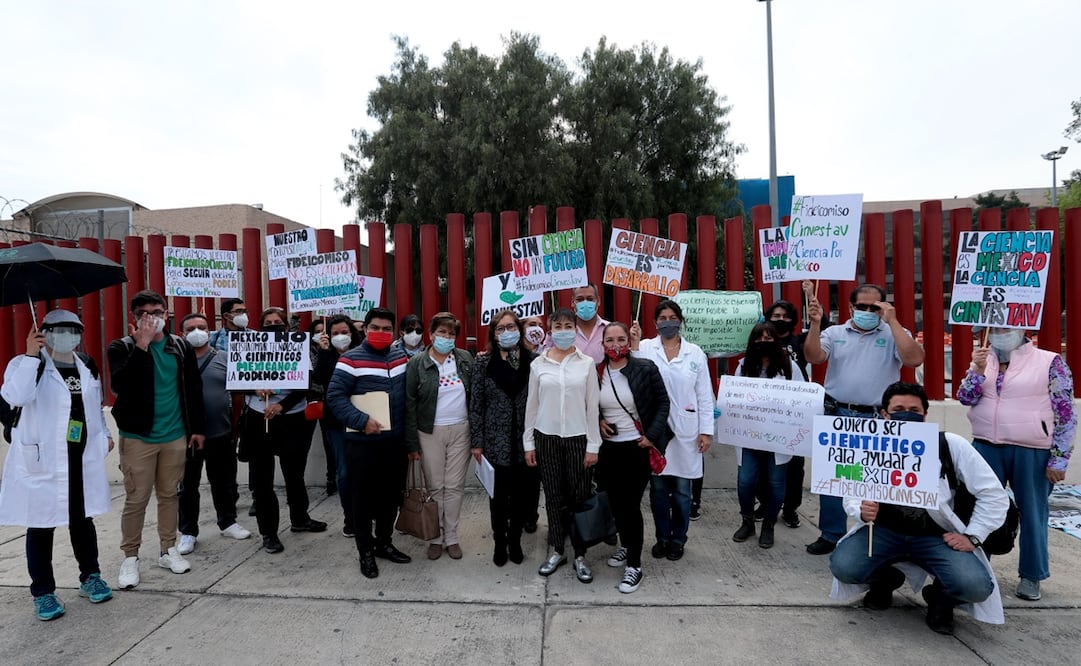 El jueves 1 de octubre, integrantes de la comunidad científica protestaron contra la extinción de fideicomisos. Foto: Juan Boites/ EL UNIVERSAL