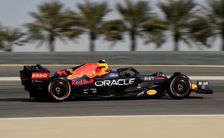 Checo Pérez supera a Lewis Hamilton en el primer día de test en Bahréin