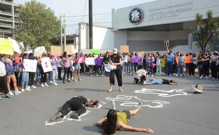 Mujeres protestan frente a Fiscalía de NL por caso María Fernanda y otras desapariciones
