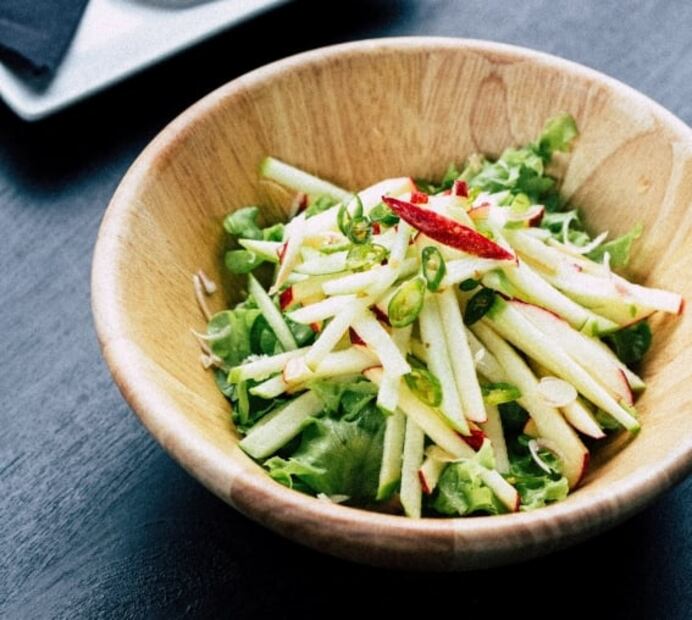 Esta es la receta original de la ensalada de manzana, y lleva mayonesa