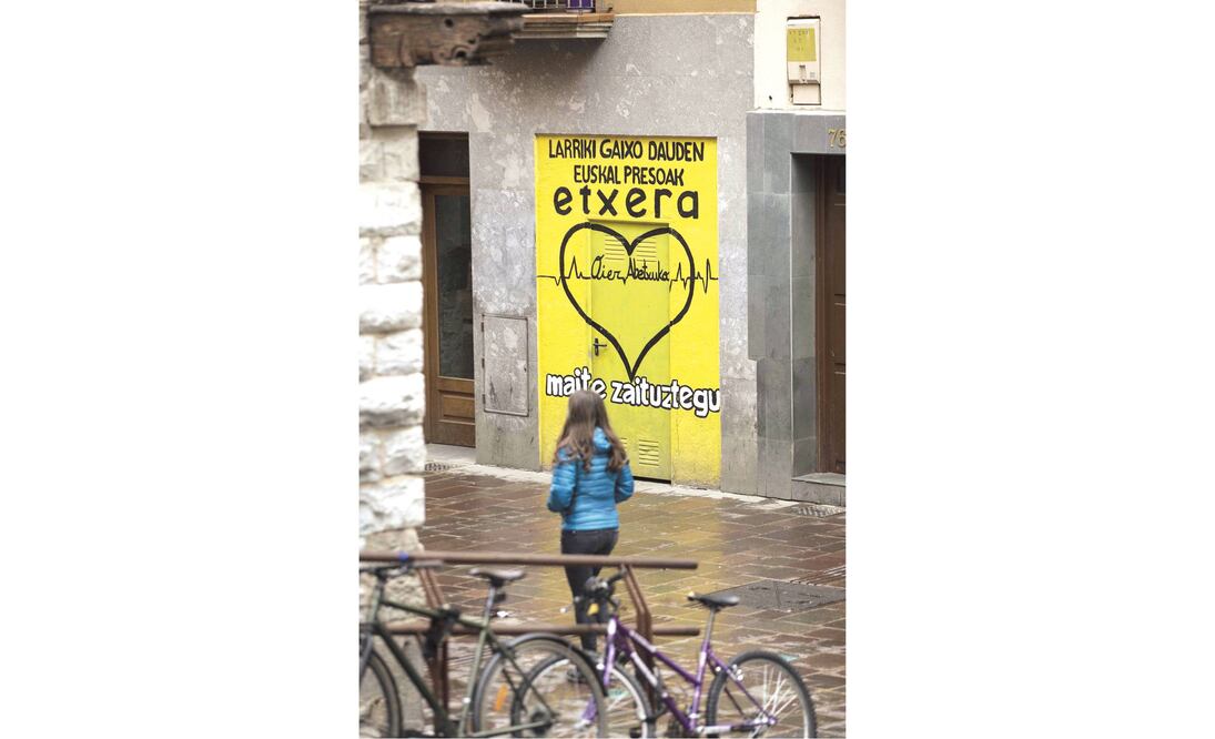 Pendientes. Un mural reclama la libertad de los presos de ETA enfermos en el Casco Medieval de Vitoria (DAVID AGUILAR. EFE)