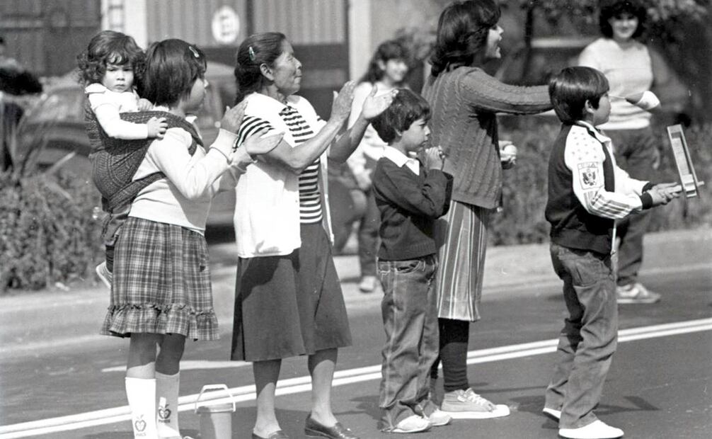 A menos de tres meses del siniestro, peatones, automovilistas y ciclistas se acercaban con entusiasmo a la ruta del maratón para “echarle porras” a los miles de corredores que compitieron en 1985. Archivo EL UNVIERSAL.