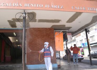 Ante coronavirus, desinfectan espacios públicos en alcaldía Benito Juárez