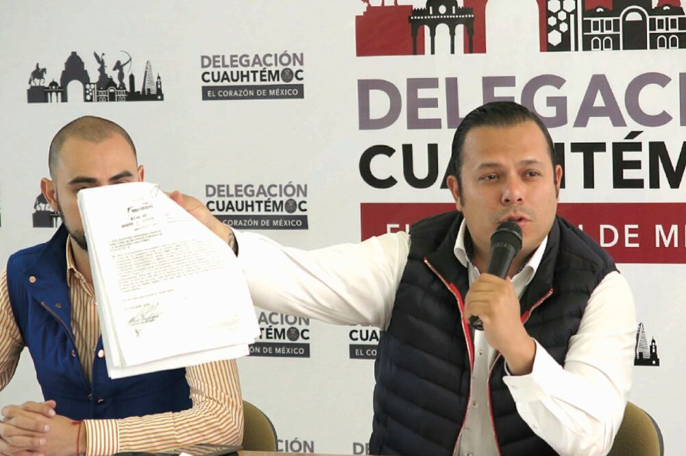 El director Jurídico y de Gobierno de la delegación Cuauhtémoc, Pedro Pablo de Antuñano, acompañado por la fiscal anticorrupción, Zuleyma Huidobro, informó sobre las primeras medidas correctivas que notifica la Contraloría capitalina (LUIS CORTÉS)