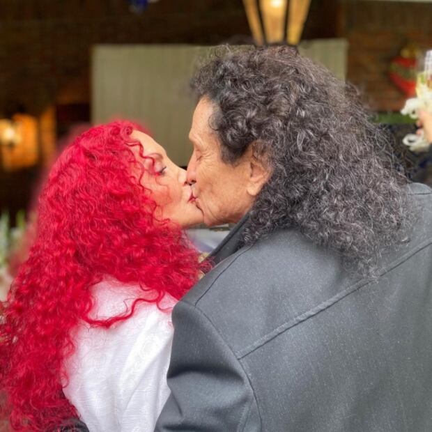 "Todos piensan que es mienta madres, pero para el amor es serio", dice Chela sobre Alex Lora