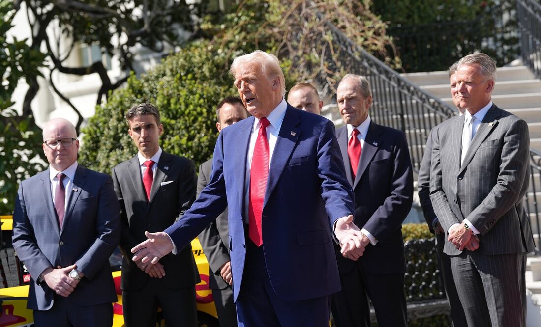 El presidente de Estados Unidos, Donald Trump, mientras participa en una sesión fotográfica con campeones de carreras  en el jardín sur de la Casa Blanca en Washington. Foto: EFE