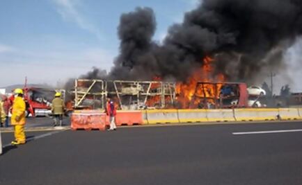 Car hauler on fire in Puebla