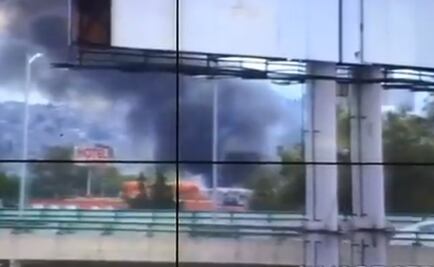 Se registra incendio frente a mercado de Naucalpan