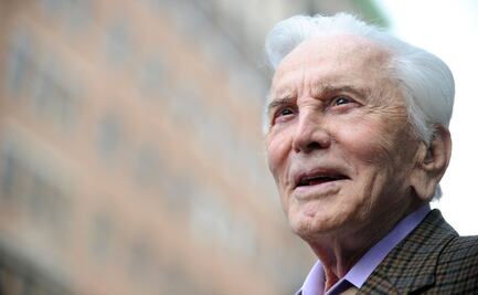 Catherine Zeta-Jones y Michael Douglas lloran muerte de Kirk Douglas