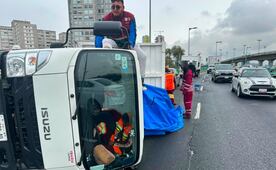 Vuelca camión con 19 trabajadores de limpia en el Segundo Piso del Periférico; no se reportan lesionados de gravedad