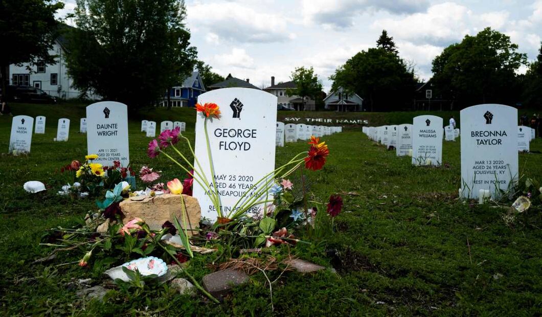 Vista de una lápida de George Floyd como parte de la instalación artística del cementerio "Say Their Names" (Di sus nombres) durante el evento Rise and Remember (Levántate y recuerda) el 25 de mayo de 2025 en Minneapolis, Minnesota. Foto: AFP