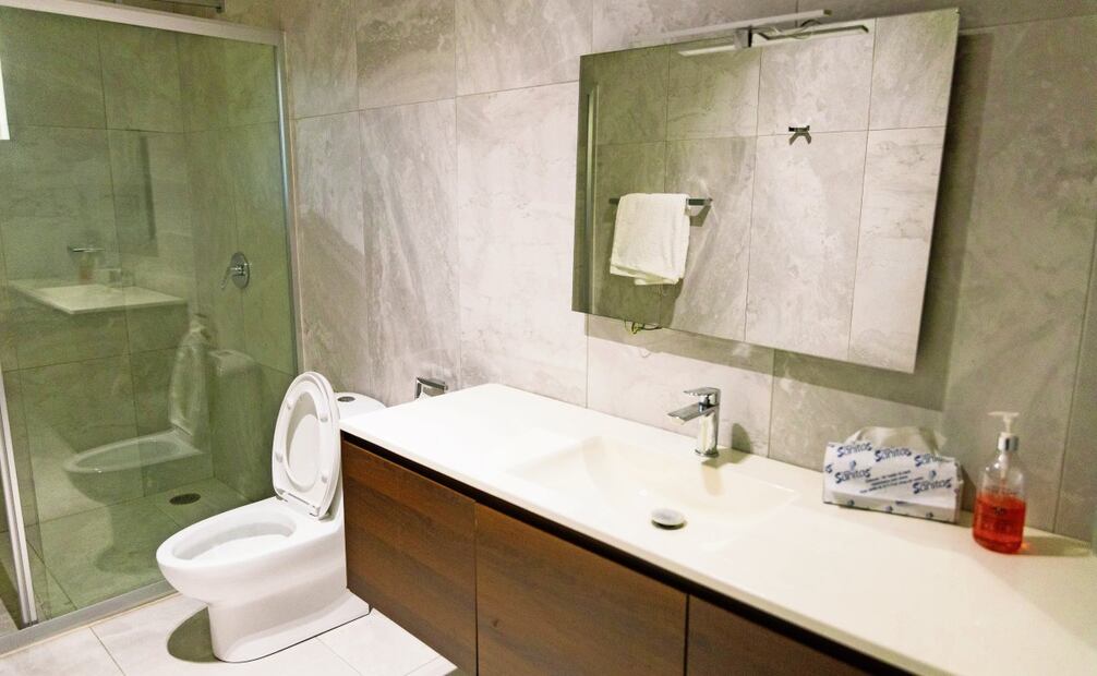Los sanitarios para los apartamentos exclusivos que ordenó construir Aureoles tienen terminados de alta calidad. (15/04/2025) Foto: Hugo Salvador | El Universal