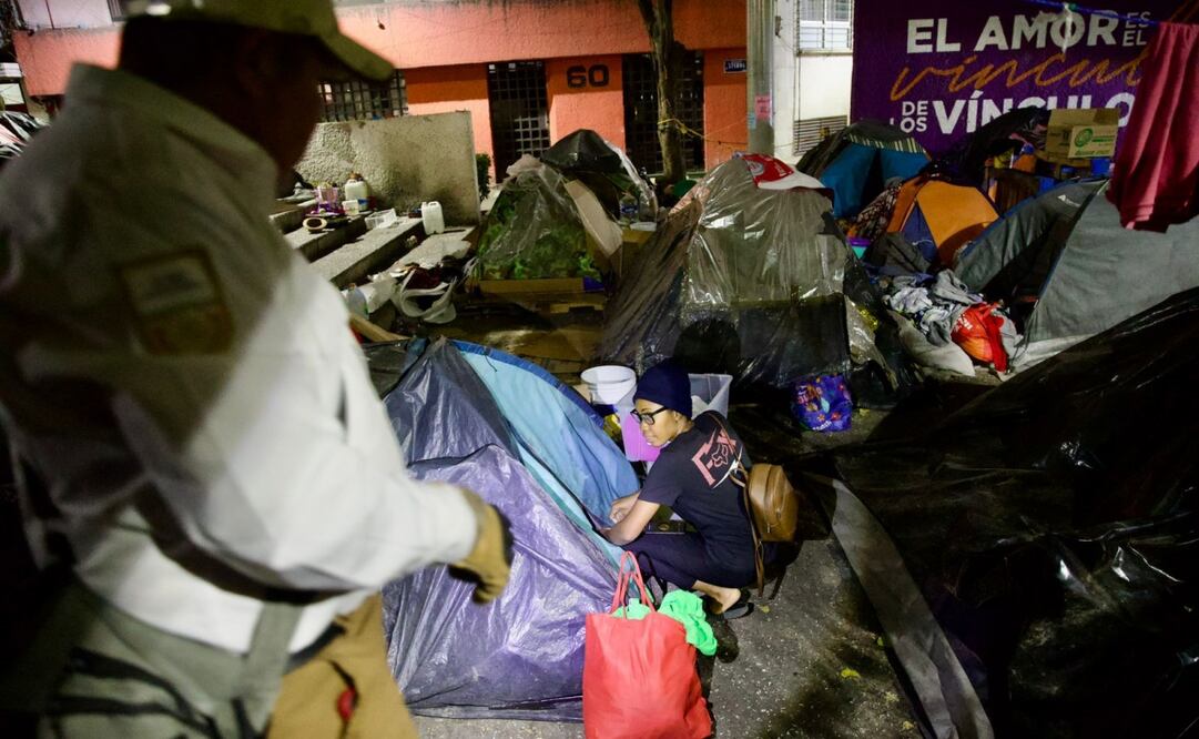 Migrantes instalados en la plaza Giordano Bruno son trasladados a distintas oficinas del INM. Foto: Germán Espinosa/EL UNIVERSAL