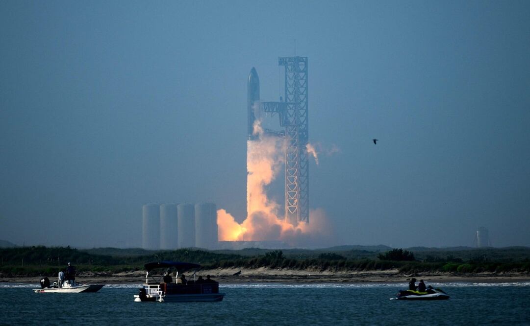 El Starship de SpaceX, el cohete más grande y más potente que se ha creado, explotó poco después de despegar de su plataforma de lanzamiento en Boca Chica, Texas. Foto: AFP