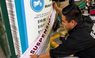 Colocan sellos de suspensión en estacionamiento por cobro para motocicletas en Luna Parc; plaza operaba sin autorización municipal