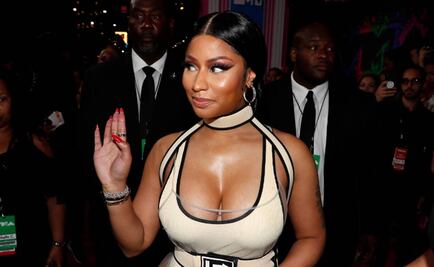 Nicki Minaj sufre con su vestuario y enseña de más