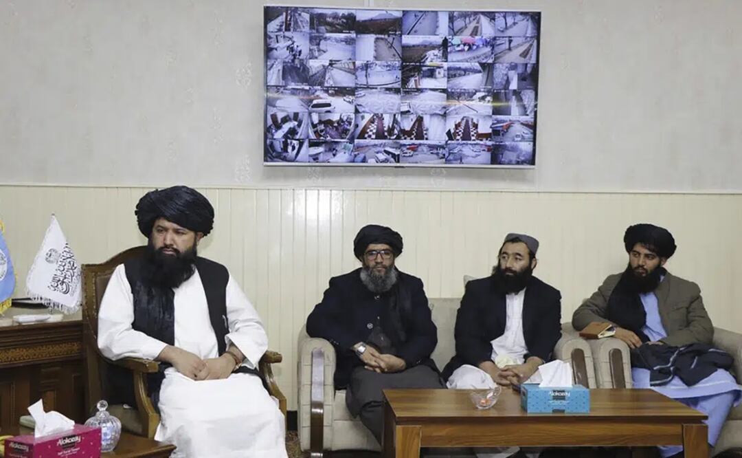 Funcionarios de la ONU se reúnen con el ministro de Educación Superior talibán en Kabul, Afganistán. Foto: AP