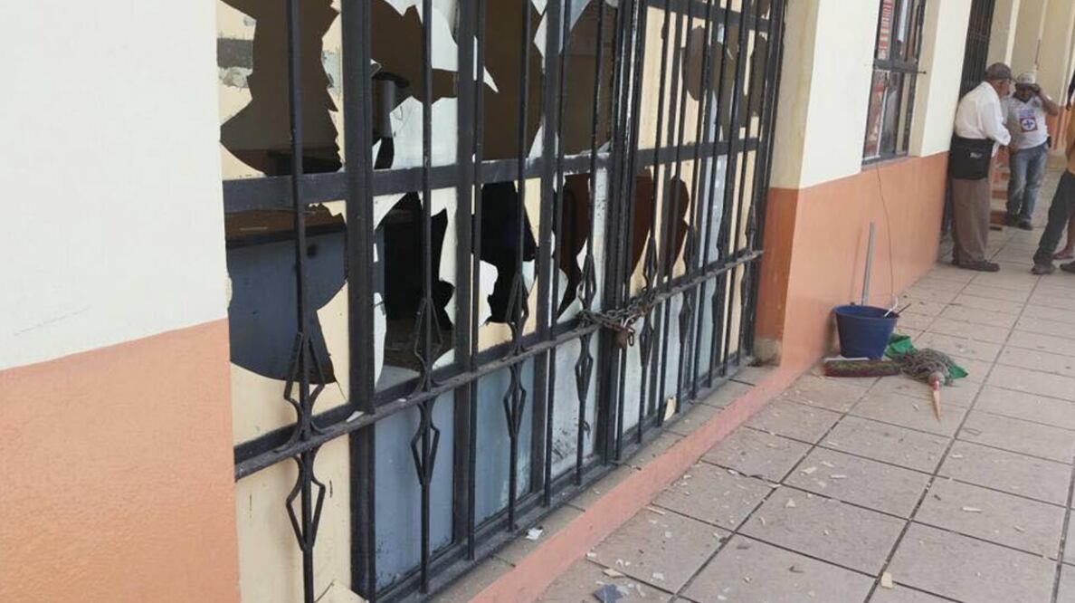 Al no encontrar al alcalde José Domingo Vázquez López, para exponerle el pliego petitorio, entonces procedieron a romper ventanas y puertas (CORTESÍA)