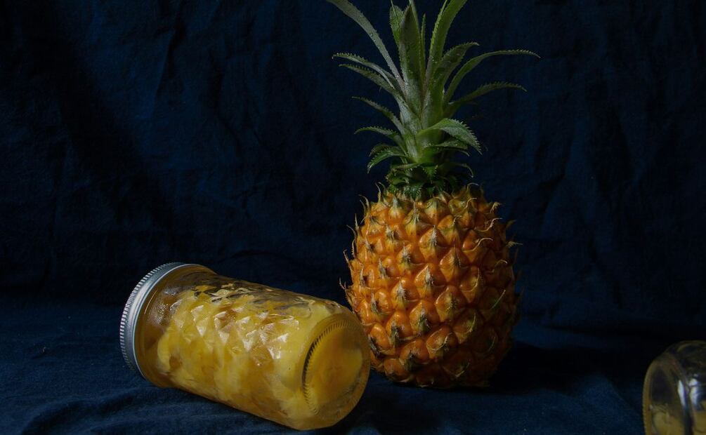 Las personas con problemas renales deben cuidar su ingesta de piña. Foto: Unsplash