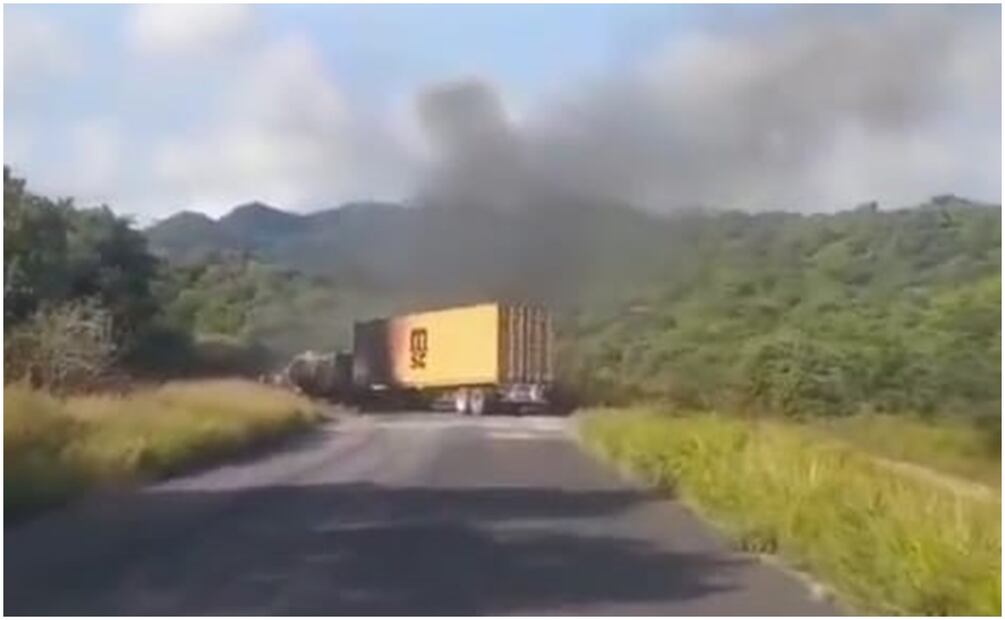 También se le prendió fuego a una camioneta y a un camión de carga. Foto: Captura de video