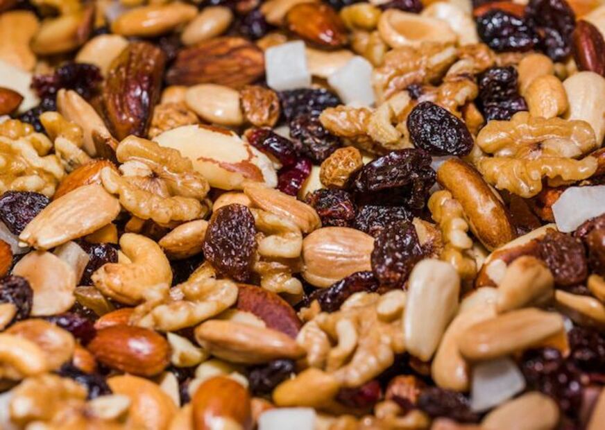 Lavar los frutos secos antes de consumirlos es una práctica sencilla pero efectiva para minimizar los riesgos a la salud. Fuente: Freepik.