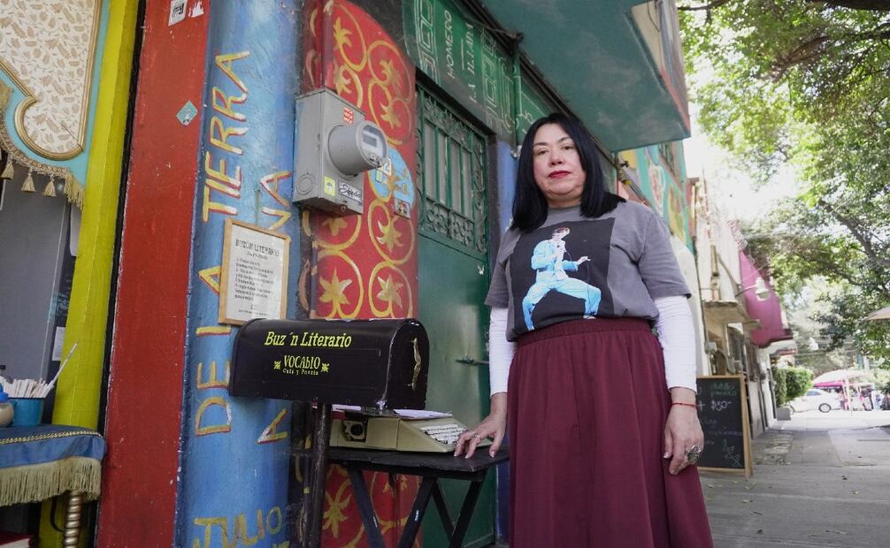 “Que la gente venga y haga click con alguna frase; que haya un cambio y les haga ver más belleza en su existencia”: Arely Juárez, creadora de Vocablo: Café y Poesía. Foto: Diego Prado / EL UNIVERSAL