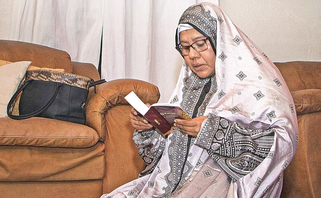Mariam Noor lee el Corán después del cuarto rezo del día en el Centro Islámico Amir Al-Muminin. Foto: Gabriel Pano