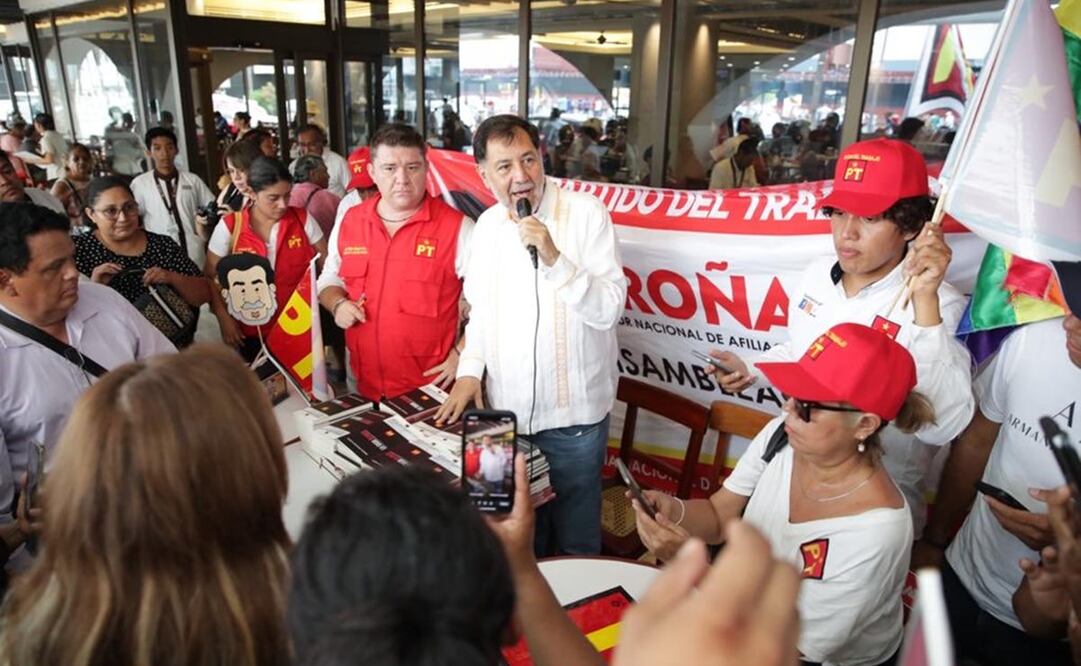 Aspirante a la presidencia Gerardo Fernández Noroña en firma de libros en puerto de Veracruz. Foto: Twitter @fernandeznorona