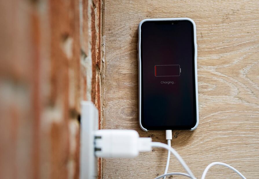 Desactiva la ubicación en segundo plano y la red 5G para darle más tiempo de uso a tu iPhone. Foto: Freepik