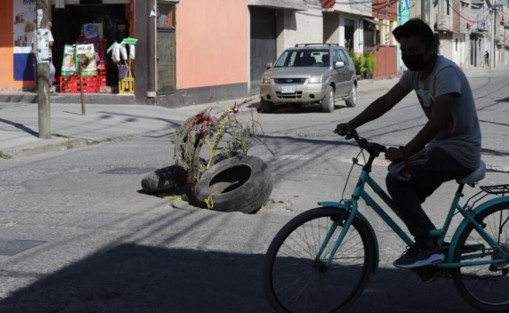 Adornan bache con "árbol de navidad" tras un año sin repavimentación en Toluca