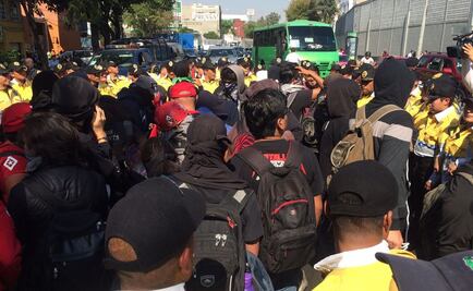 Policías encapsulan marcha de anarquistas