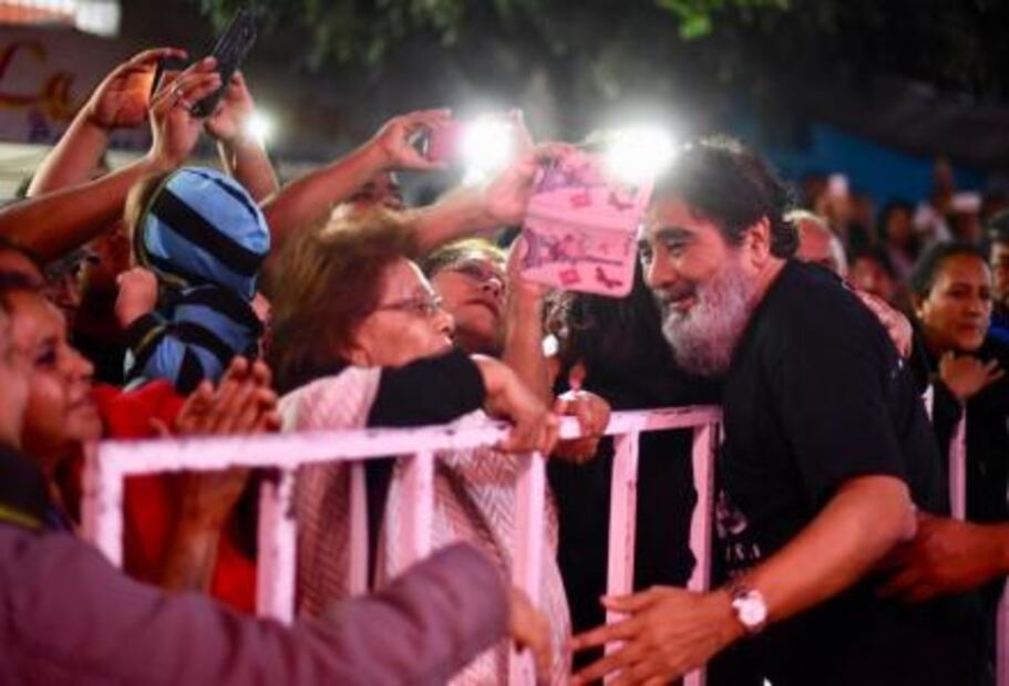 Jojutla baila al ritmo del acordeón de Celso Piña