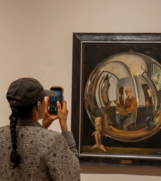 Recorre los murales del Palacio de Bellas Artes y descubre obras de artistas como Siqueiros. Foto: Instagram @mbellasartes