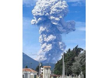 Volcán Santiaguito de Guatemala registra fuerte explosión