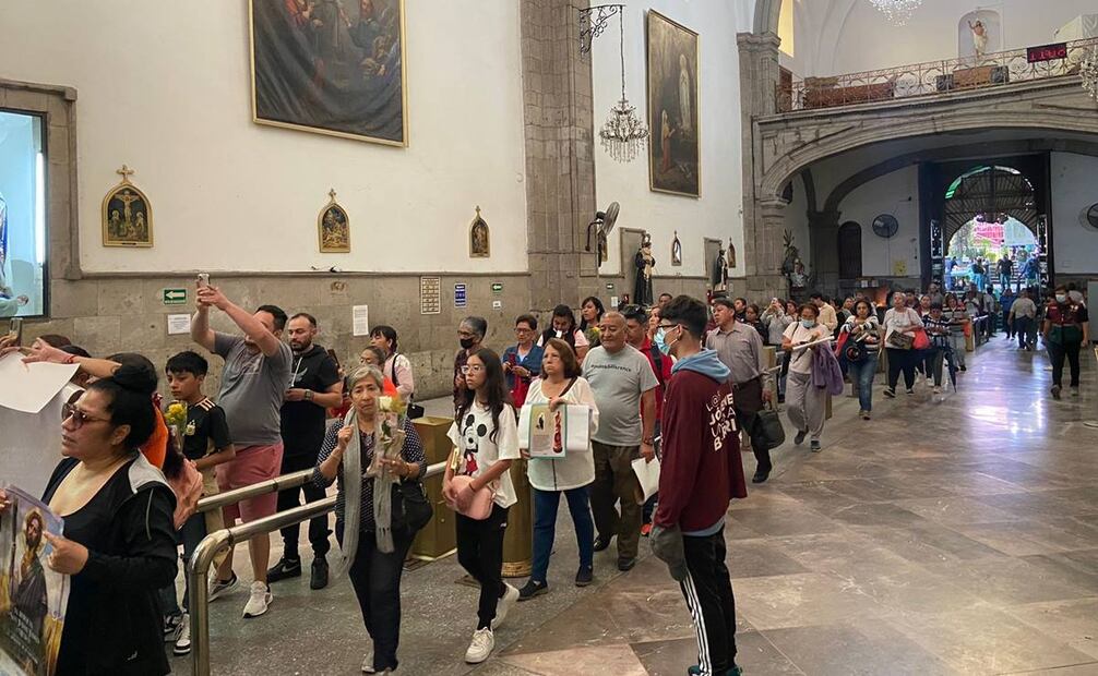 Un centenar de creyentes a San Judas Tadeo se dieron cita en el templo de San Hipólito en la colonia Guerrero alcaldía Cuauhtémoc. Foto: Juan Carlos Williams y Luis Camacho / EL UNIVERSAL
