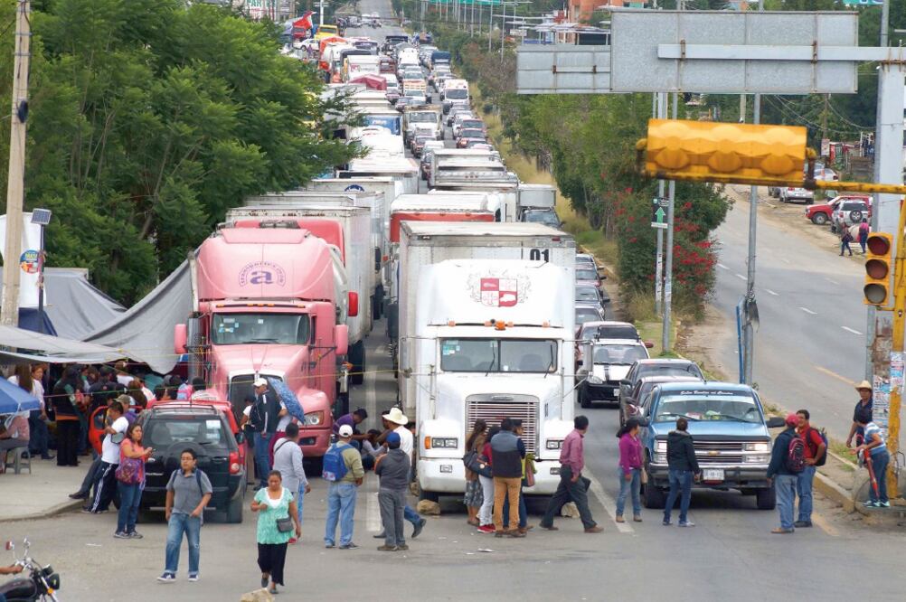 En Oaxaca, la Sección 22 mantuvo cerradas al menos 13 vías de comunicación, donde retuvo 150 vehículos de carga (EDWIN HERNÁNDEZ. EL UNIVERSAL)