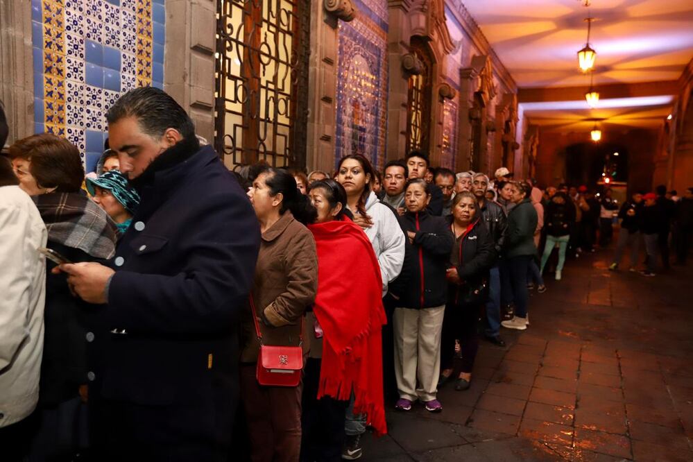 Desde la madrugada se hace la fila para las audiencias de Sheinbaum. Foto: Berenice Fregoso / EL UNIVERSAL 